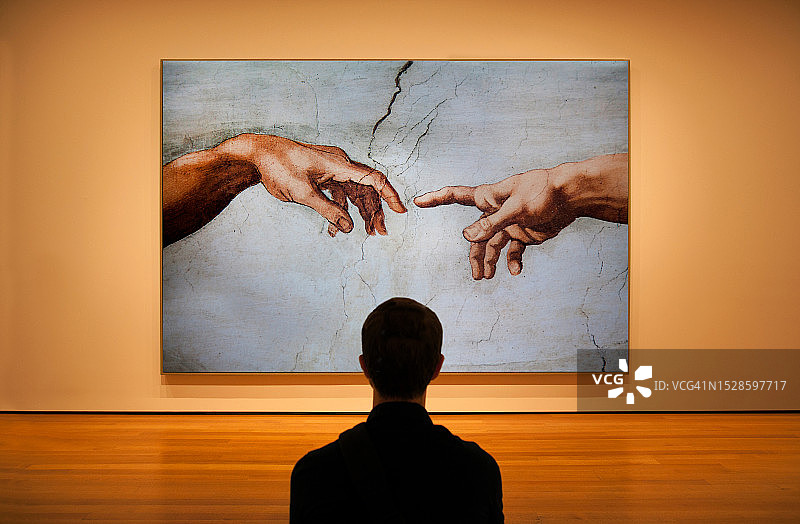 年轻男人正在看艺术品图片素材