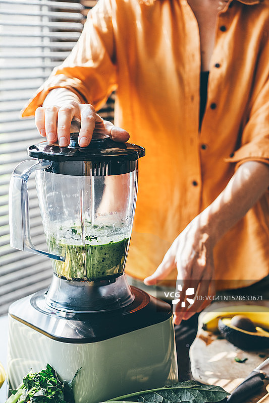 女人制作健康冰沙图片素材