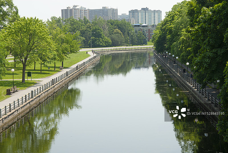 加拿大安大略省渥太华科克镇人行桥南向丽都运河景观图片素材