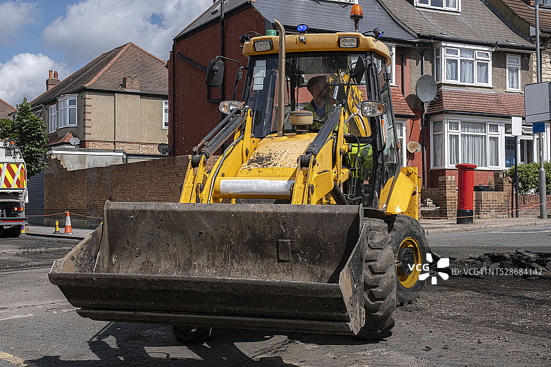 男人操作挖掘机图片素材