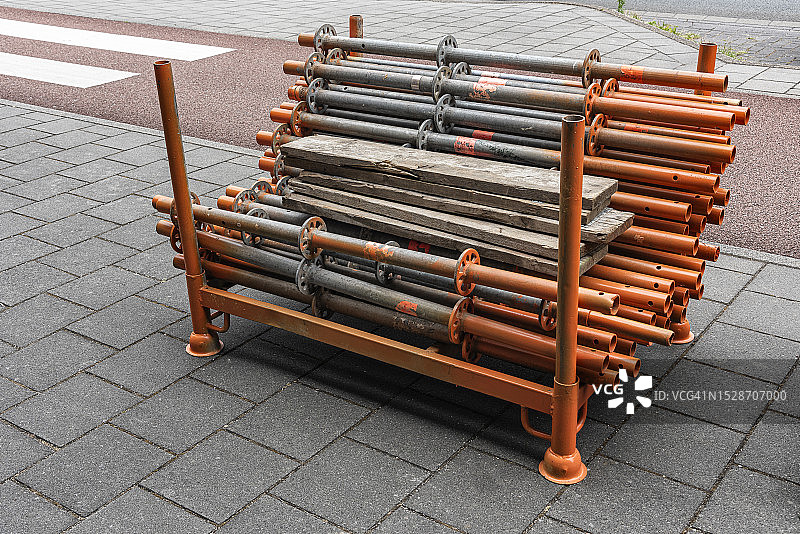 立管和立管板放置在人行道外侧图片素材