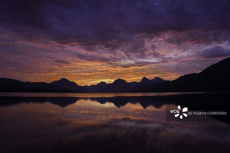 麦克唐纳湖壮观的日出图片素材