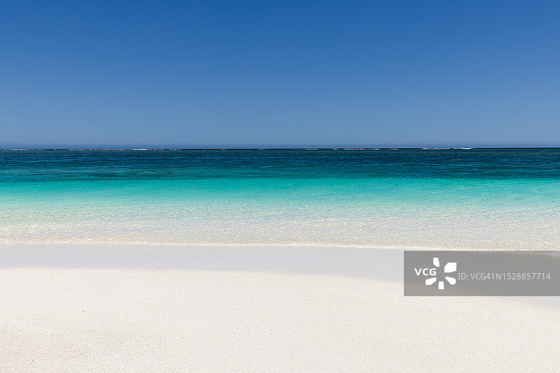 晴朗的一天，在澳大利亚西澳大利亚埃克斯茅斯绿松石湾海滩拍摄的宁格鲁礁图片素材