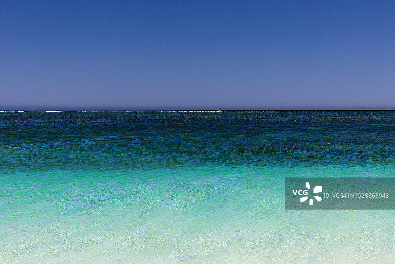 澳大利亚埃克斯茅斯绿松石湾阳光明媚的印度洋海景图片素材