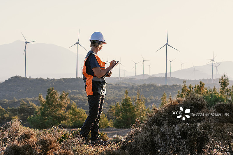 风力发电场，检查发电机女工程师图片素材