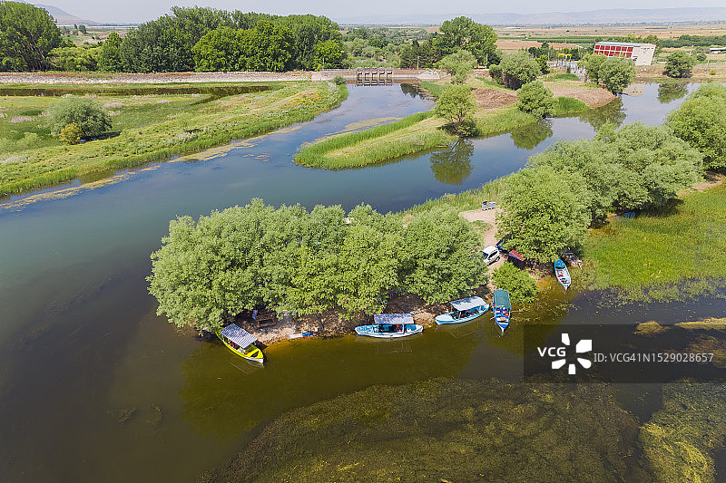 土耳其代尼兹利省奇夫里尔湖上的传统船只与睡莲图片素材