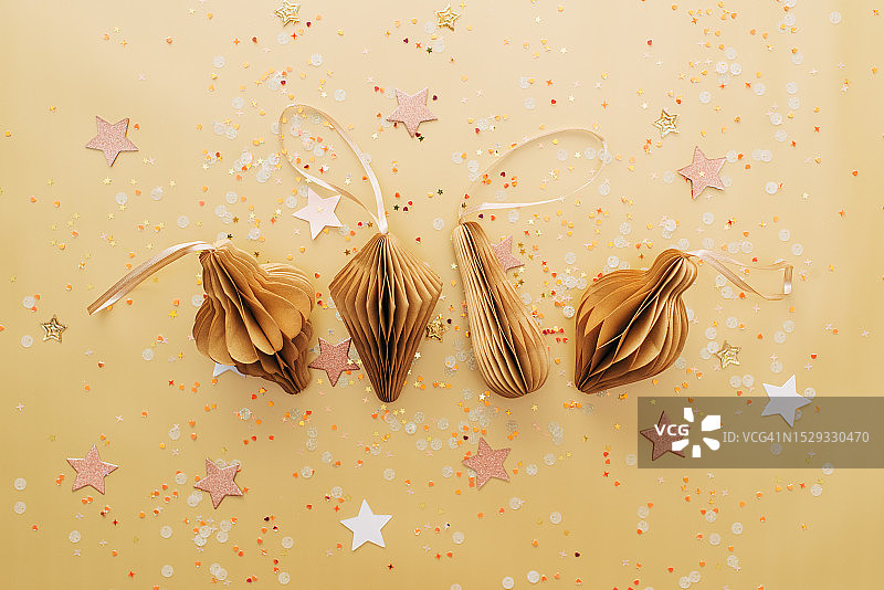 白色背景上圣诞树形状的纸质圣诞玩具图片素材