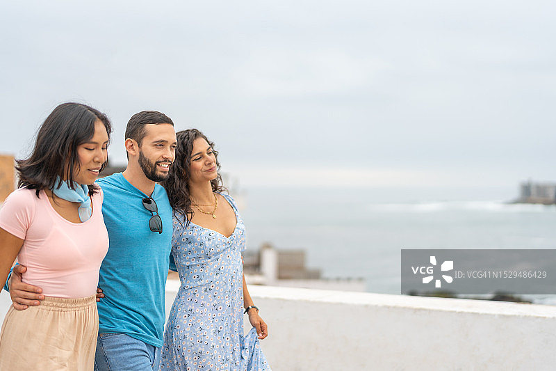 留白照片：朋友们走在街上图片素材