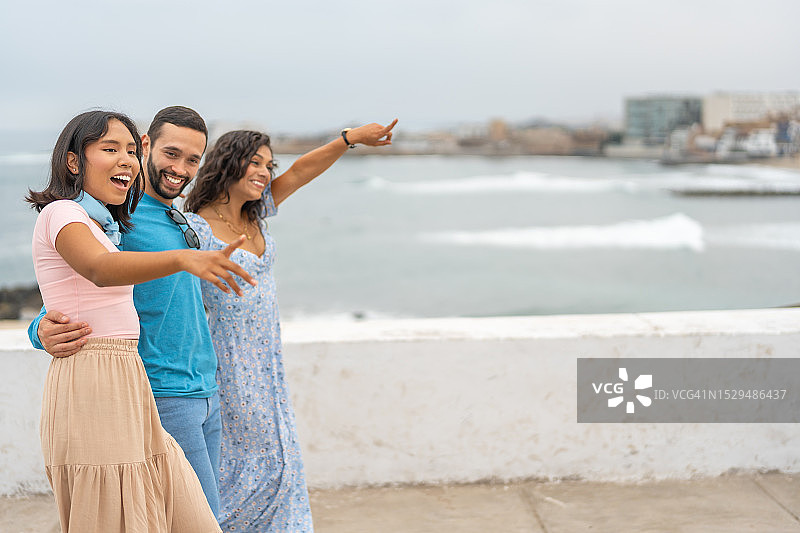 朋友们在长廊上行走并指向前方图片素材