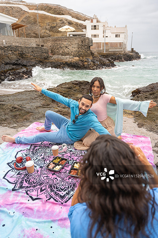 野餐时拍照的女人图片素材