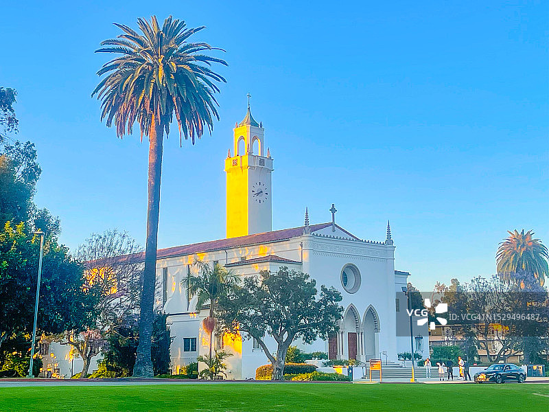 洛约拉马利蒙特大学教堂和钟楼入口附近的人群，普拉亚维斯塔图片素材