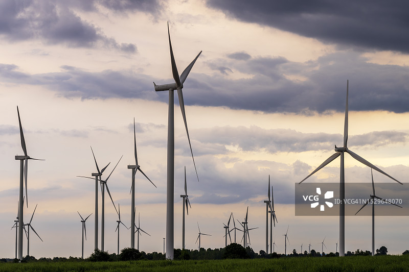 日落时的风力涡轮机农场图片素材