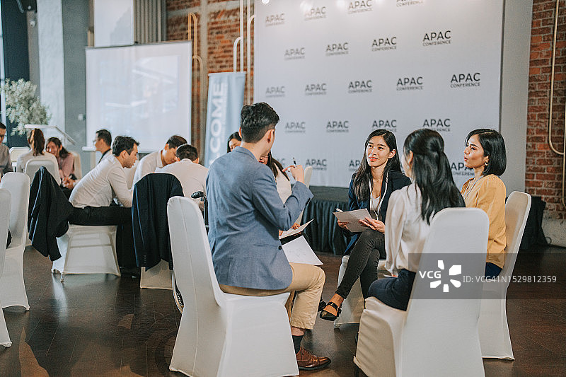亚洲研讨会参与者商务小组讨论图片素材