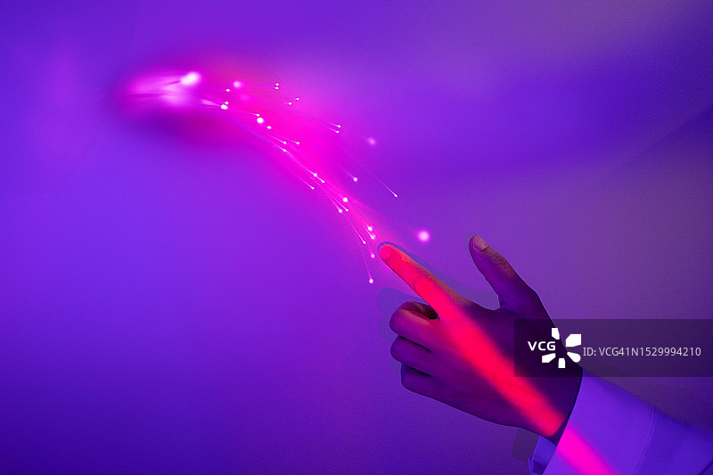 在磨砂玻璃背景上手指触摸光纤特写图片素材