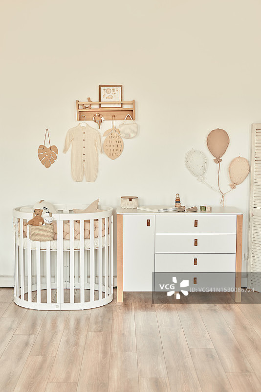 儿童房。幼儿园室内，斯堪的纳维亚风格。玩具与开发。图片素材