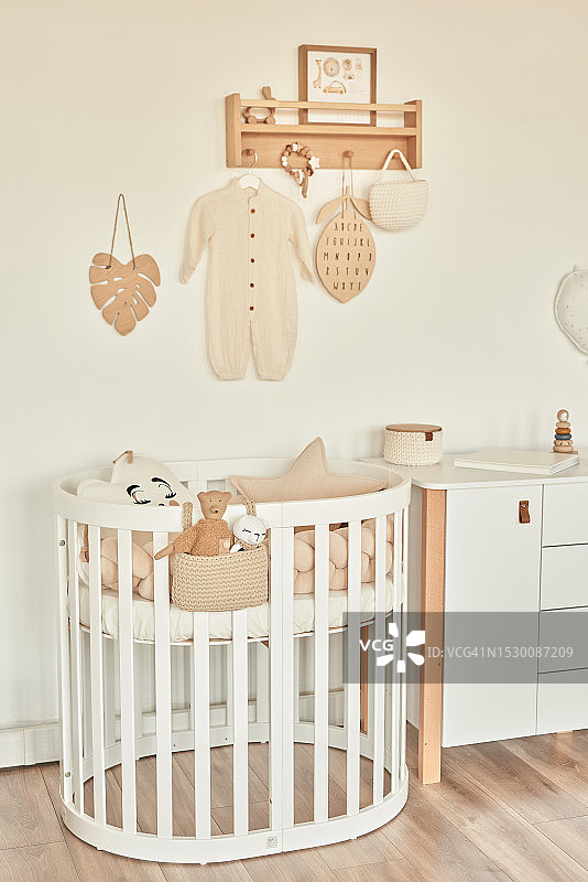 儿童房。幼儿园室内，斯堪的纳维亚风格。玩具与开发。图片素材