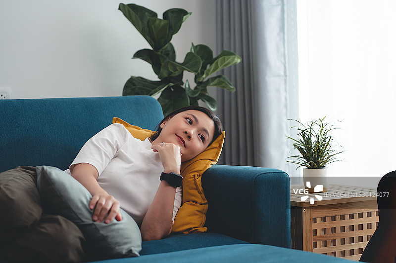 躺在沙发上思考的亚洲女性图片素材