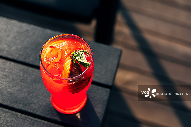 咖啡馆木桌上的冰镇柠檬水图片素材