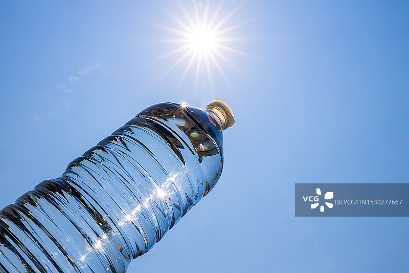 水瓶、蓝天和阳光图片素材