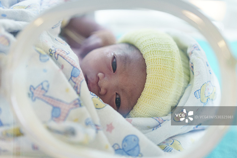 新生儿在保育箱中的首次探索世界之旅图片素材