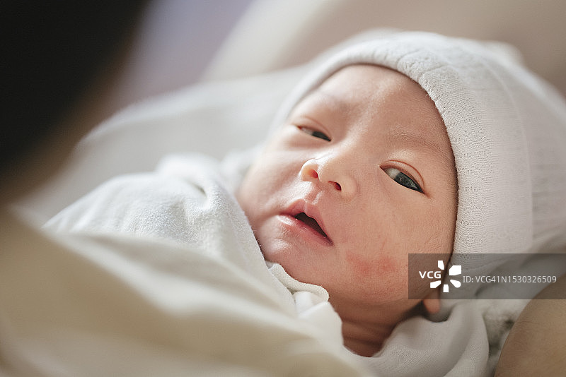 新手妈妈的母乳喂养：对新生儿的温柔呵护图片素材