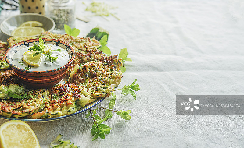 美味简易的绿色西兰花薄饼配薄荷酸奶图片素材