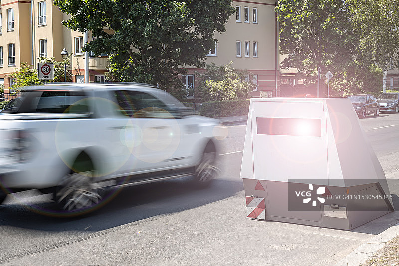 带有超速汽车的警察测速摄像头图片素材