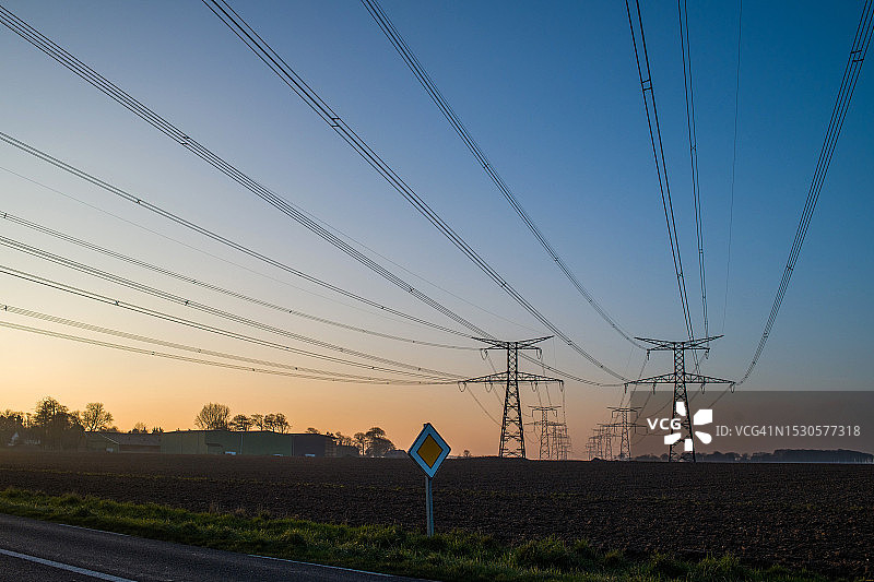 道路旁的电塔和电力线图片素材