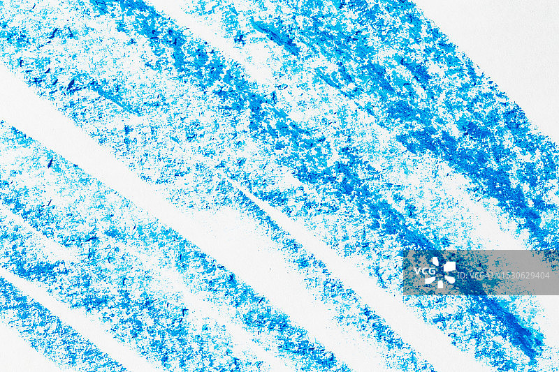 白色纸上的蓝色蜡笔纹理背景特写图片素材