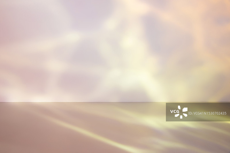 浅米色粉色裸色梦幻金色阳光展示背景，具有焦散光效果的3D舞台模板，温暖自然图片素材