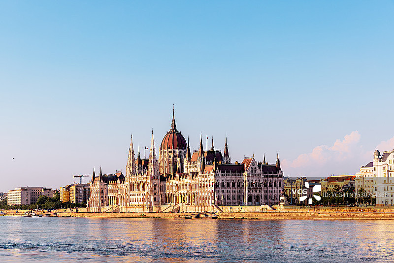 阳光明媚的匈牙利国会大厦和多瑙河图片素材