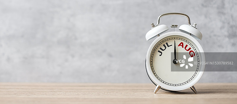 八月你好：老式闹钟与日历背景，新开始、目标与计划图片素材