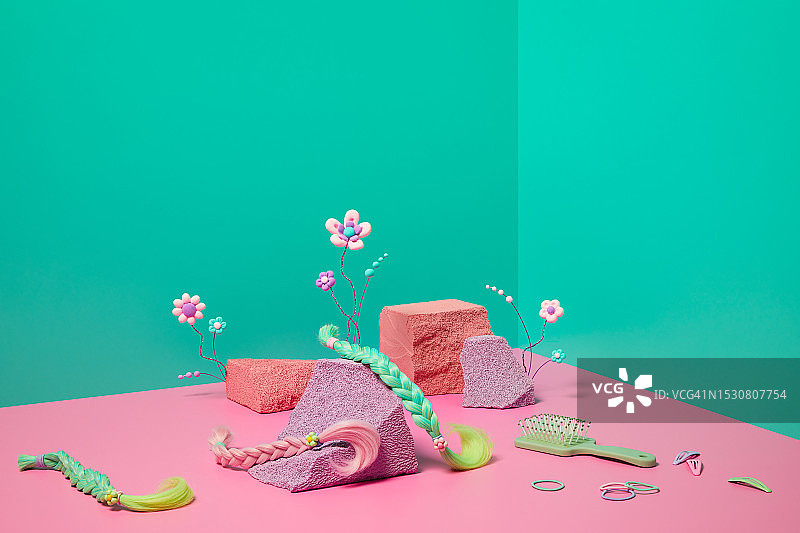 3D舞台角落与发饰：梳子、发夹和可爱卡通花朵，粉紫和粉色石台，纯绿色薄荷、蓝绿、粉色背景图片素材
