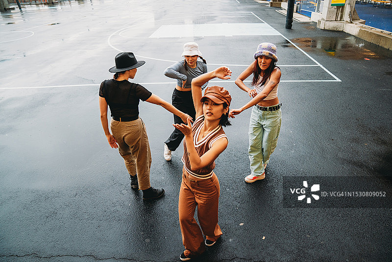 四位朋友在城市里一起跳舞图片素材