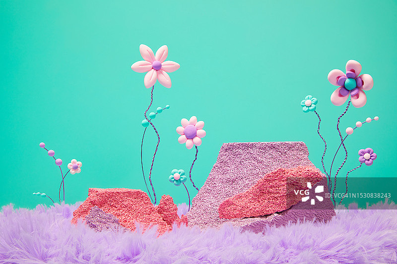 抽象3D舞台与蓬松的紫色毛皮地毯，可爱的卡哇伊花朵和粉彩粉红色岩石讲台在纯绿色薄荷色背景上图片素材