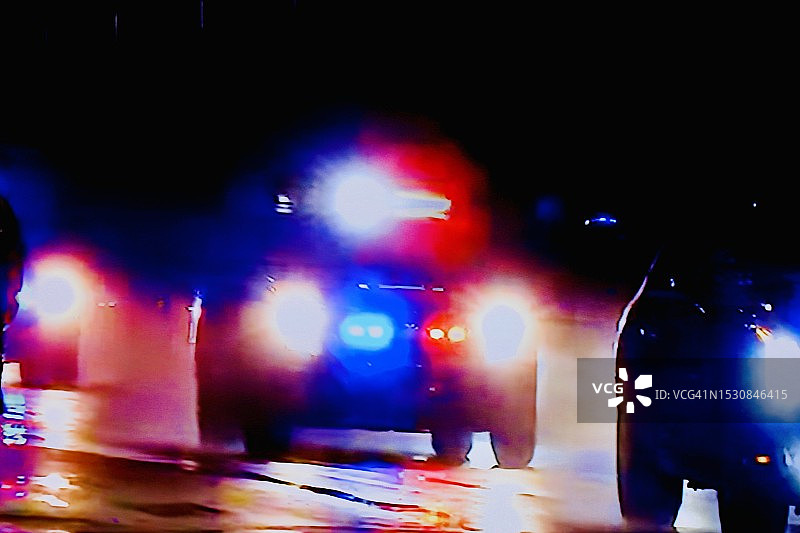 警车紧急出动时的闪光灯图片素材
