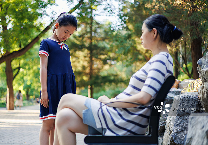 女儿向母亲承认错误图片素材