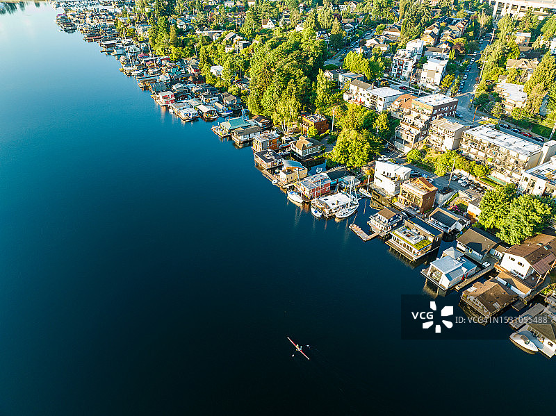海湾沿岸的船屋航拍景观图片素材