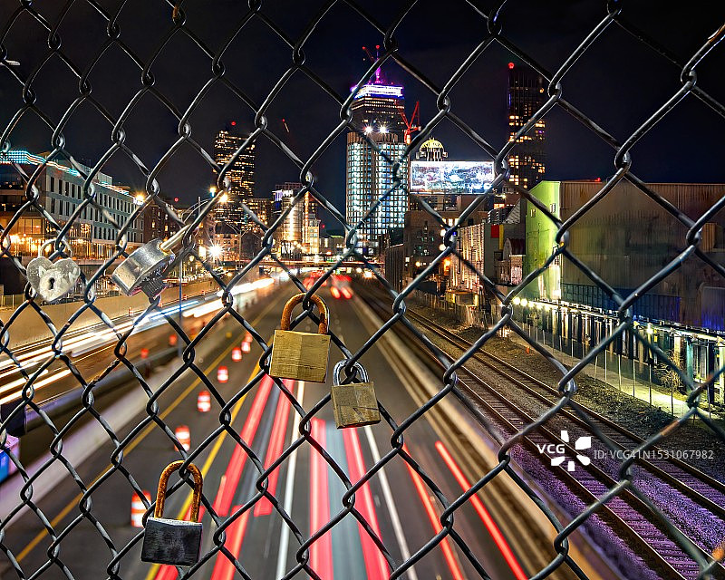 从芬威社区桥看到的波士顿高速公路景色，围栏上有锁图片素材