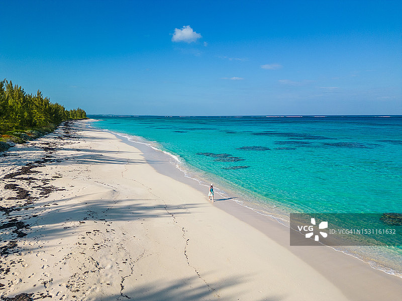 水晶般蓝色海水和白色沙滩的航拍景色图片素材