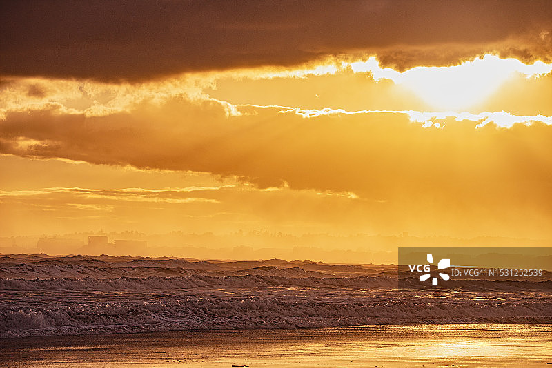 缅因州斯卡伯勒松树角的金色时段景色图片素材