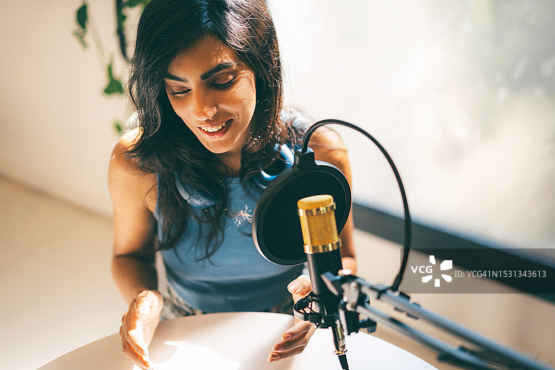 年轻美丽的亚洲女商人在播客或直播中分享生活故事和经验图片素材