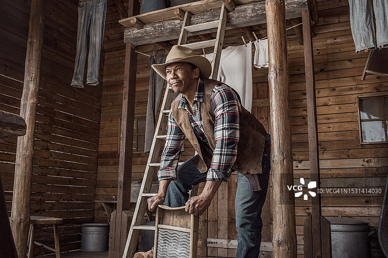 狂野西部背景下的英俊黑人牛仔图片素材