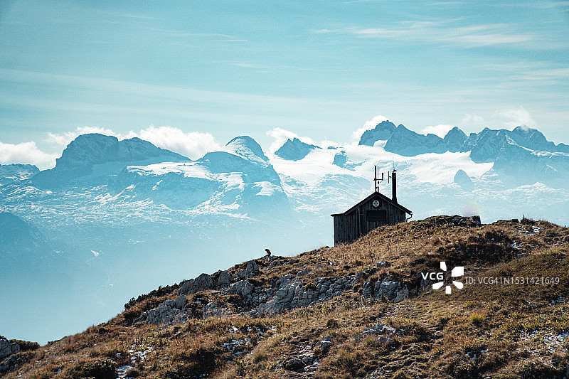 在失主山1838米山顶，前景是一个小屋，可以欣赏到托特山脉的无限全景图片素材