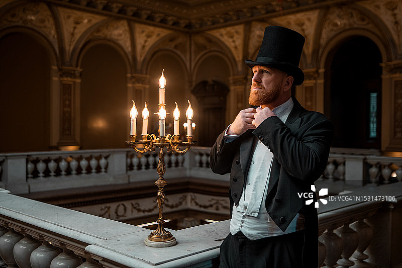 身穿豪华住宅的英俊优雅的1920年代风格绅士图片素材