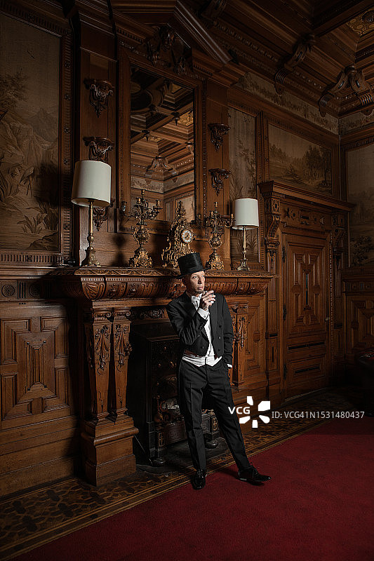 身穿豪华住宅的英俊优雅的1920年代风格绅士图片素材