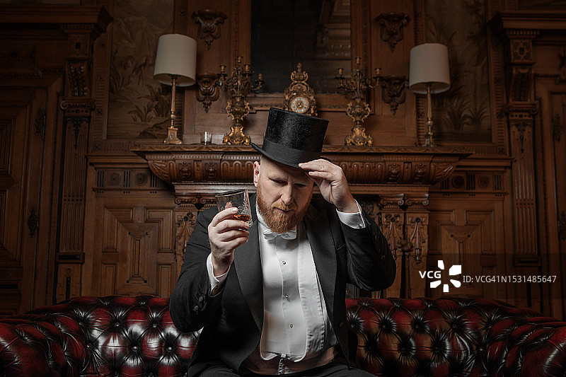 身穿豪华住宅的英俊优雅的1920年代风格绅士图片素材