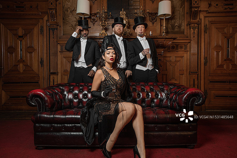 在豪华棕色酒吧里的女人和20世纪20年代风格的绅士图片素材