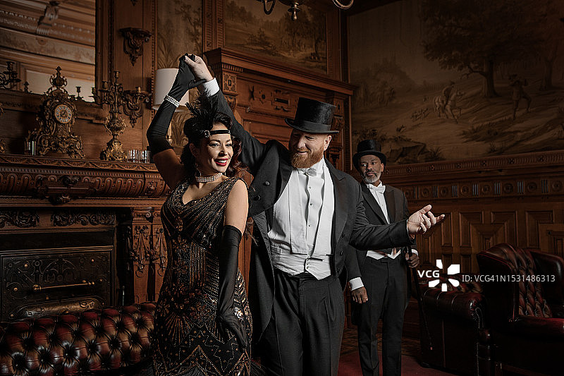 女人和两位20年代风格绅士在豪华棕色酒吧图片素材