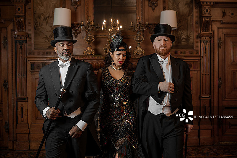 女人和两位20年代风格绅士在豪华棕色酒吧图片素材
